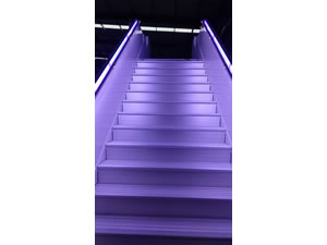 Светодиодные фонари используются для освещения ночью по обе стороны лестницы