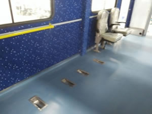 Устойчивые кресла и инвалидные коляски установленны внутри амбулифта