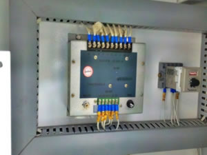 Автоматический цифровой регулятор напряжения тока 